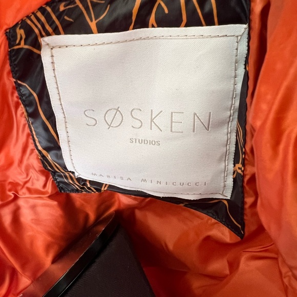 SOSKEN STUDIOS JODY NAVY - PORTRAIT PRINT DOWN VEST - Picture 4 of 5